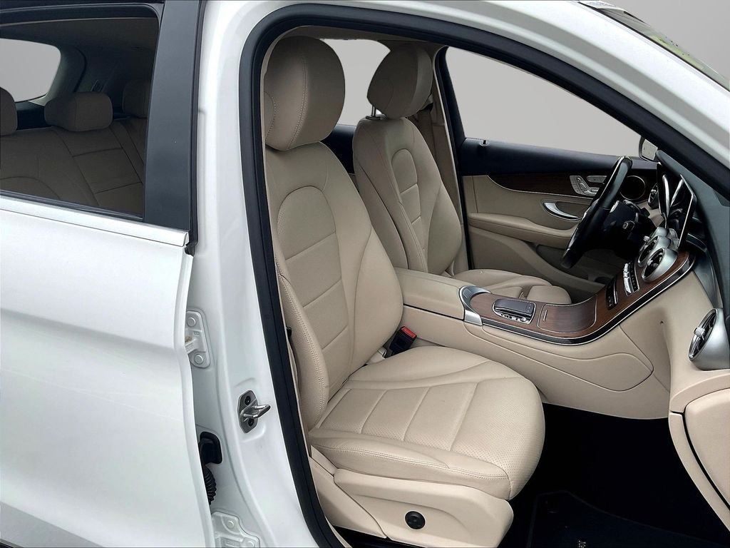 Used 2022 White Mercedes-Benz GLC 300 image 27