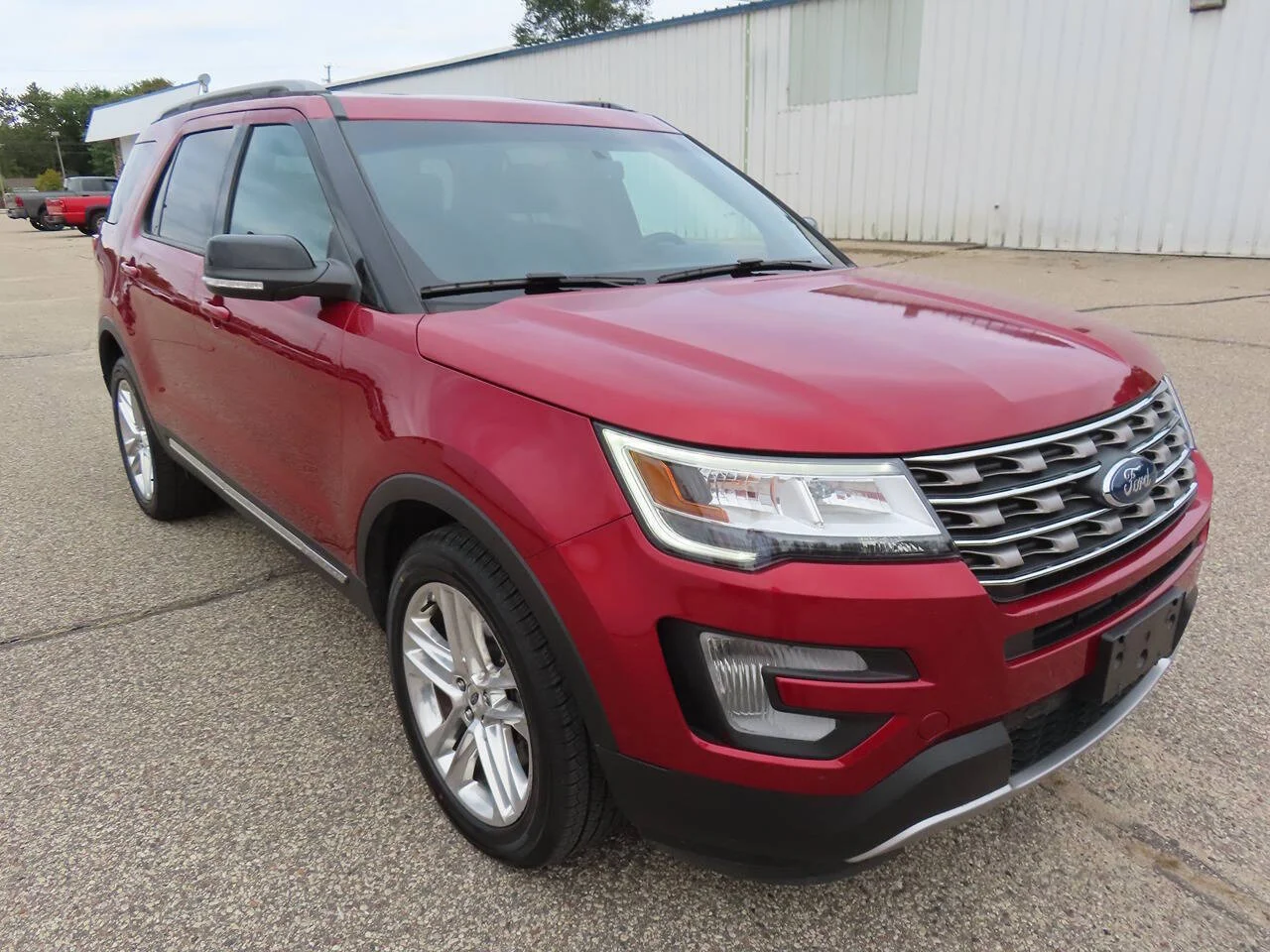 Used 2017 Ruby Red Metallic Tinted Clearcoat Ford XLT AWD 4dr SUV image 3