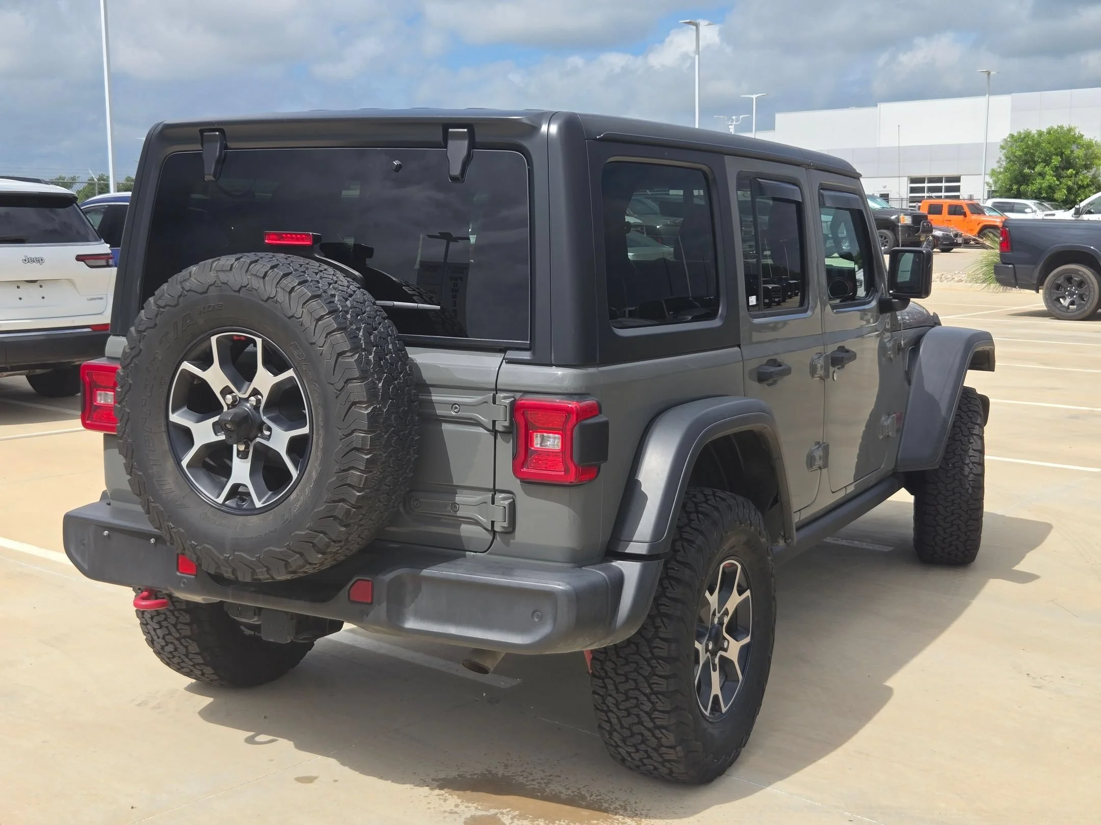 Used 2018 Gray Jeep Unlimited Rubicon image 3