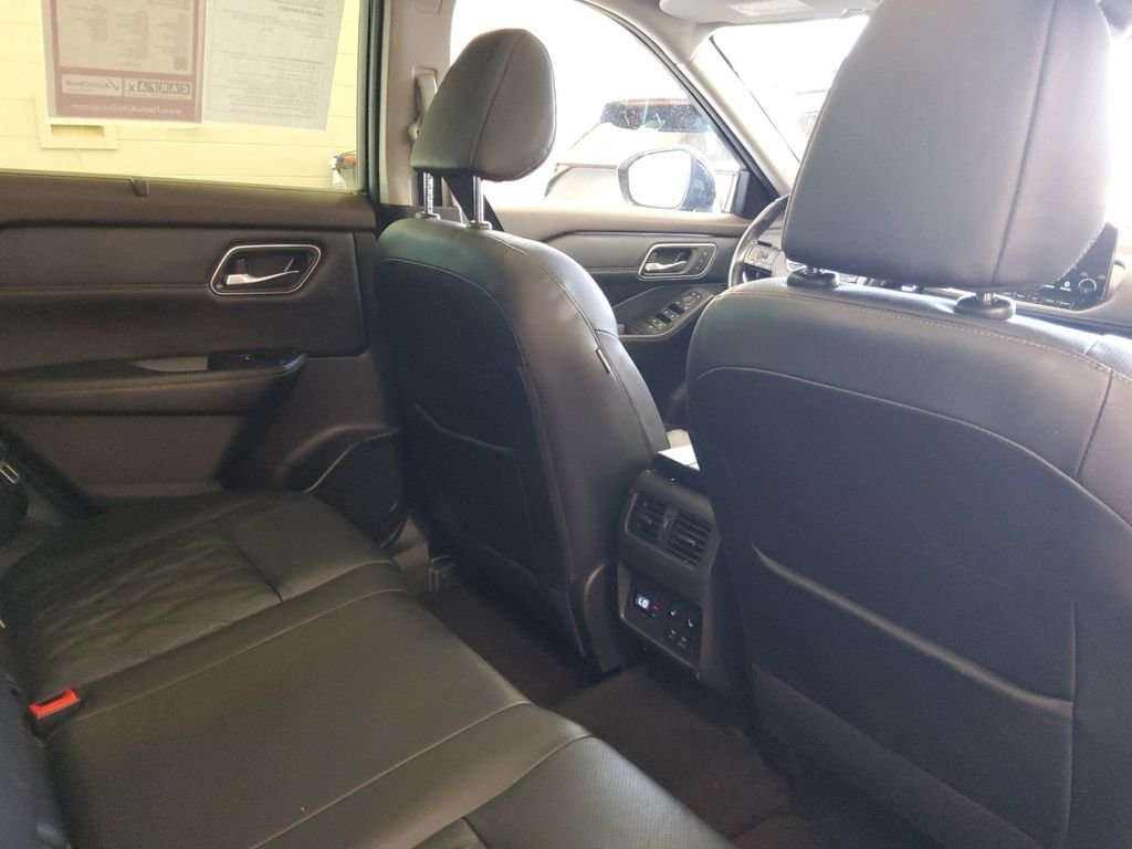 Used 2023 White Nissan Platinum image 17
