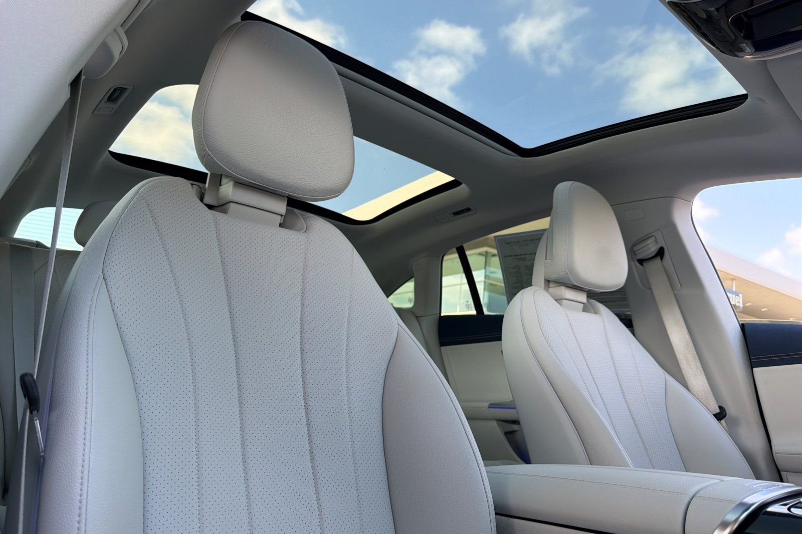 Used 2023 Blue Mercedes-Benz 500 Sedan image 3