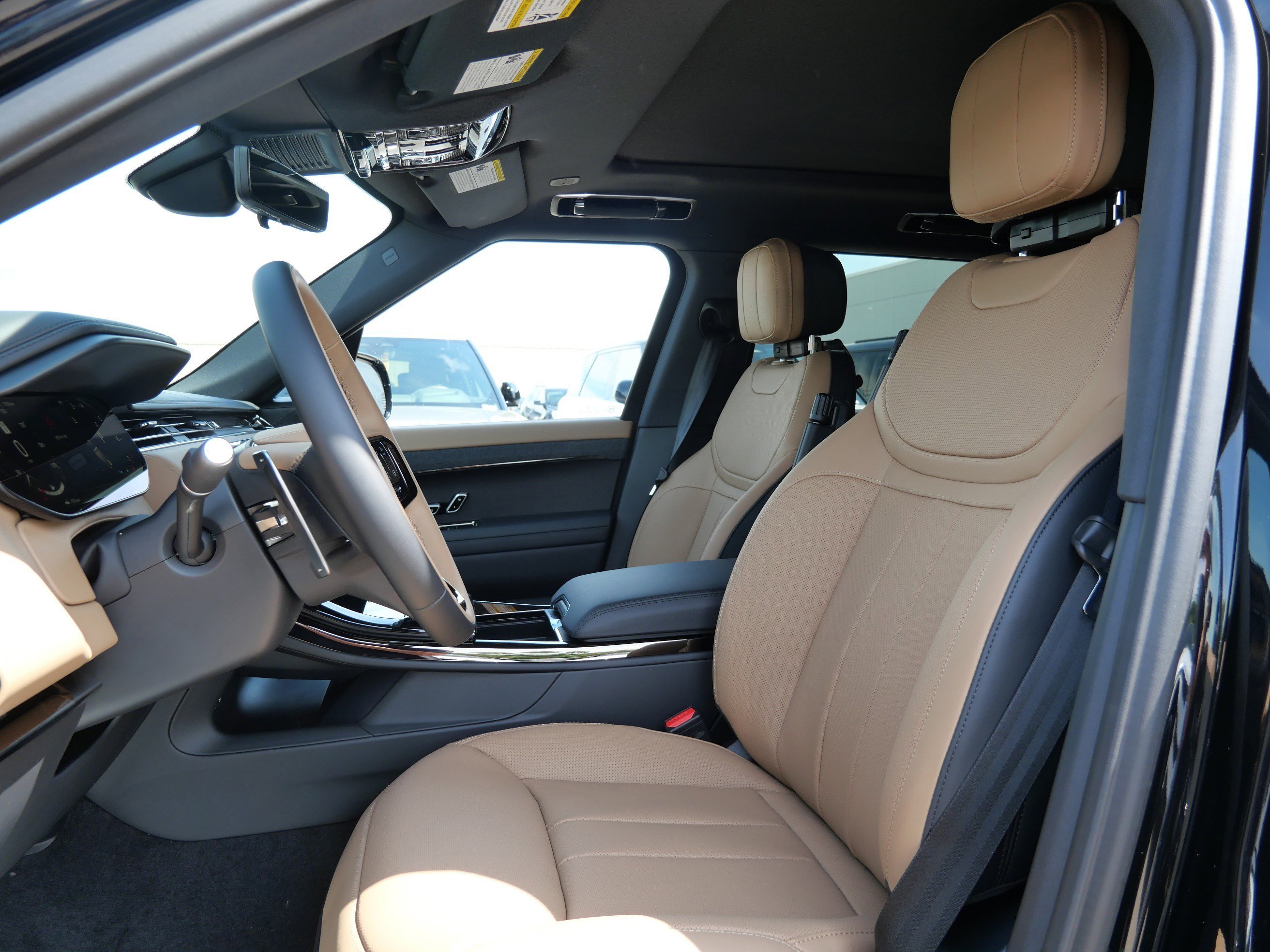 New 2026 Santorini Black Land Rover Dynamic SE image 3