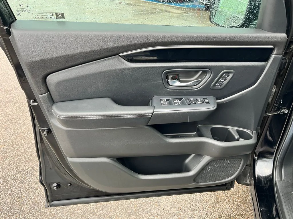 Used 2025 Black Honda EX-L image 11