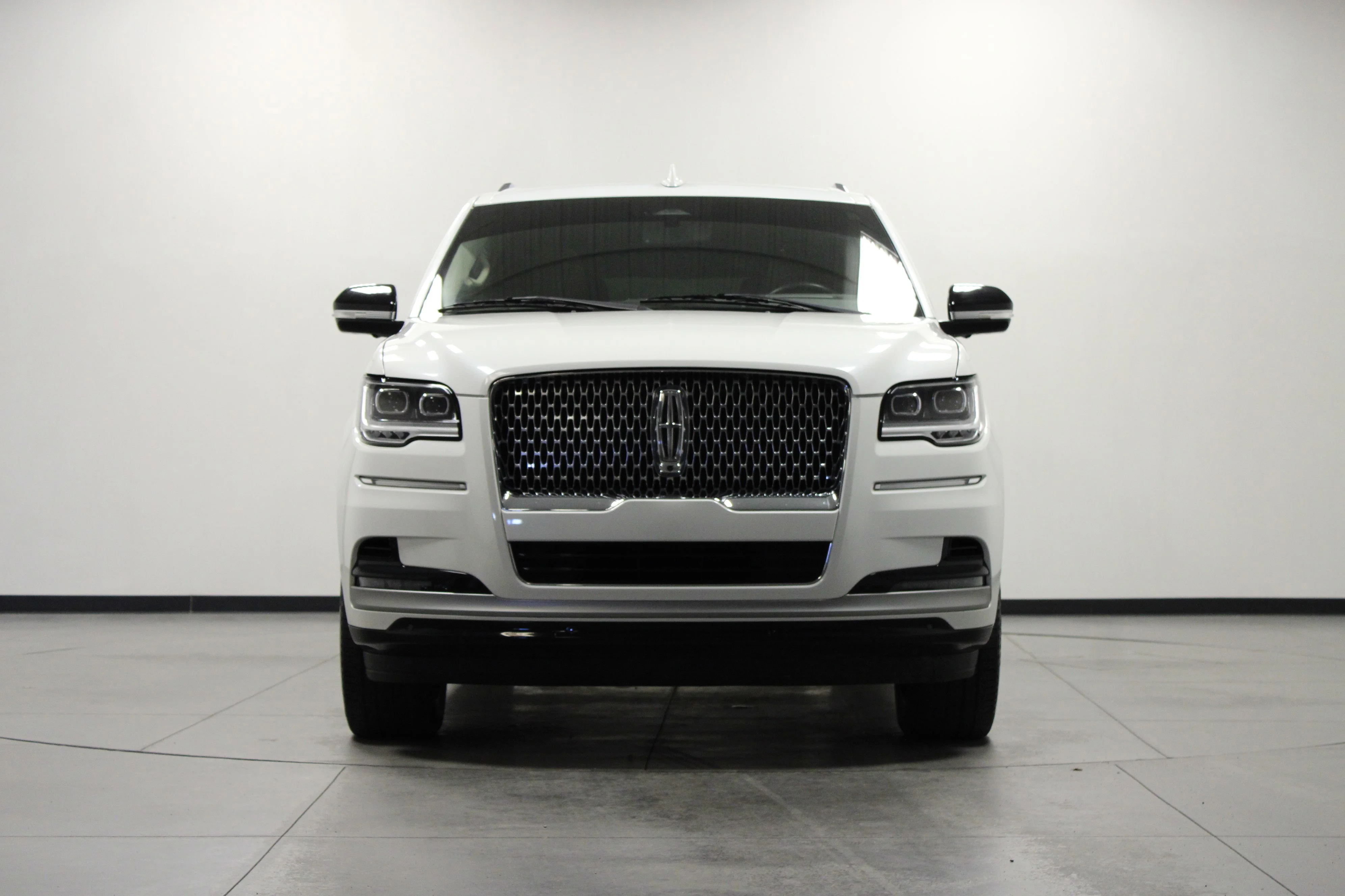 Used 2023 White Metallic Lincoln Reserve image 9