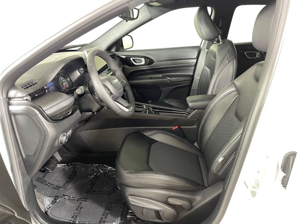 New 2026 Bright White Clearcoat Jeep Latitude image 16