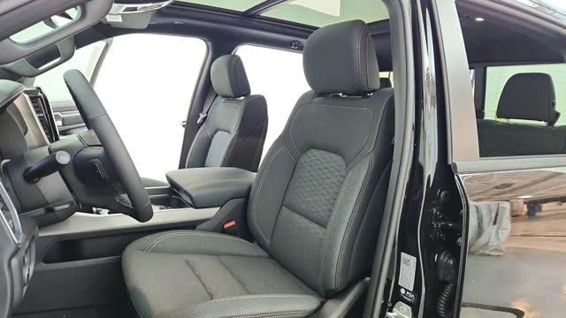 New 2026 Diamond Black Crystal Pearl-Coat Exterior Paint RAM Big Horn/Lone Star image 17