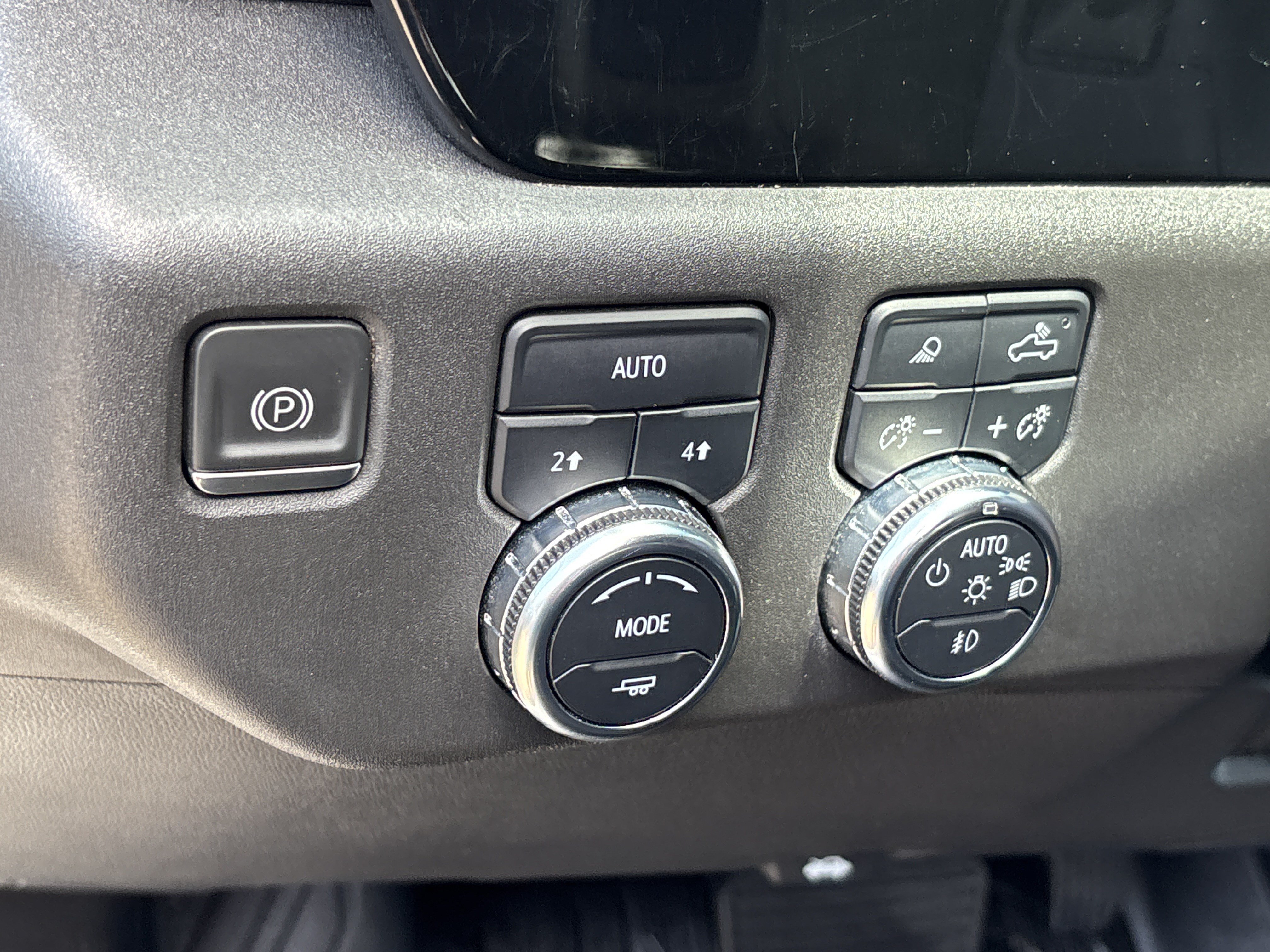 Used 2022 Summit White GMC SLT Crew Cab 4WD image 22