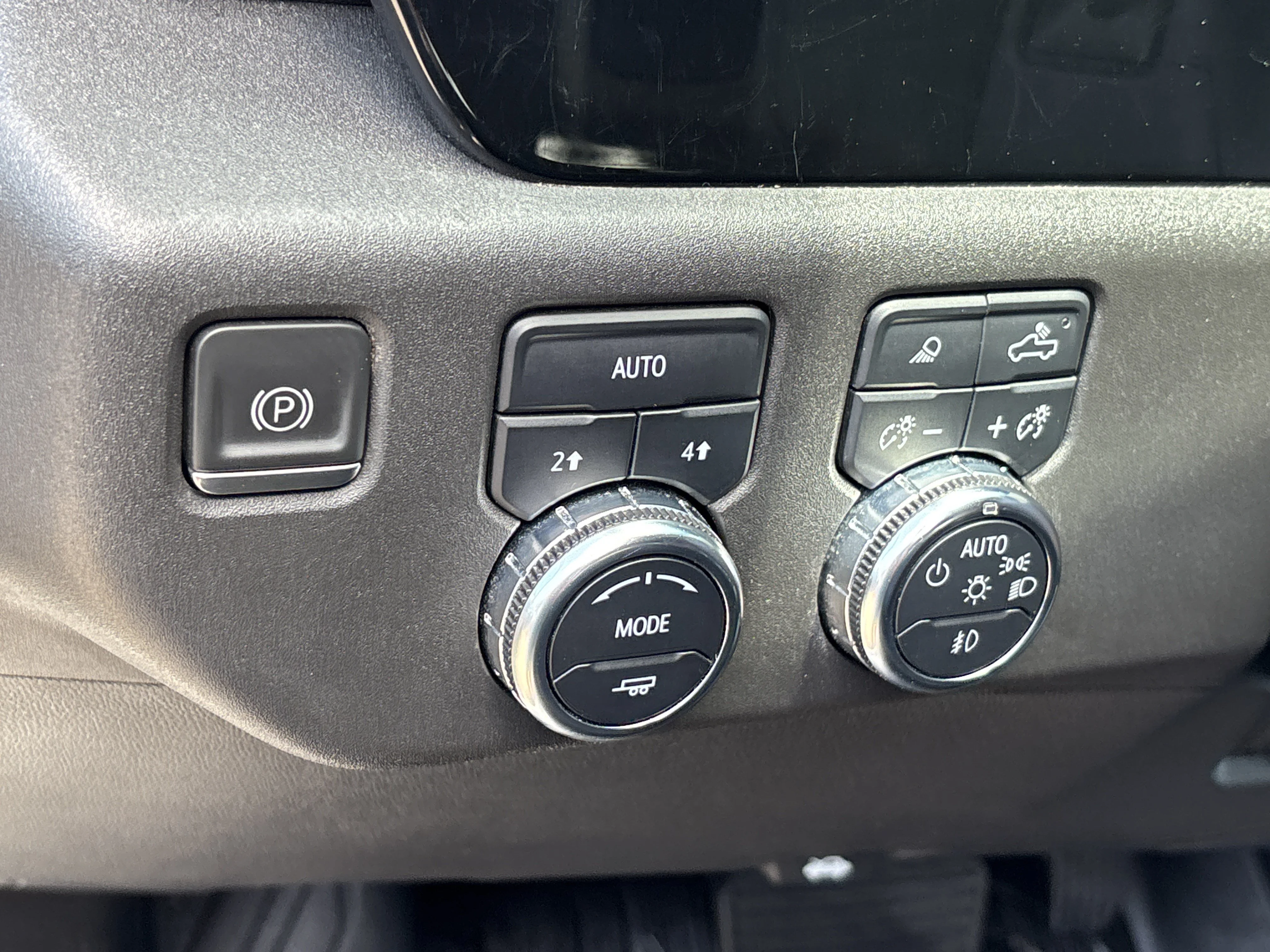 Used 2022 Summit White GMC SLT Crew Cab 4WD image 22