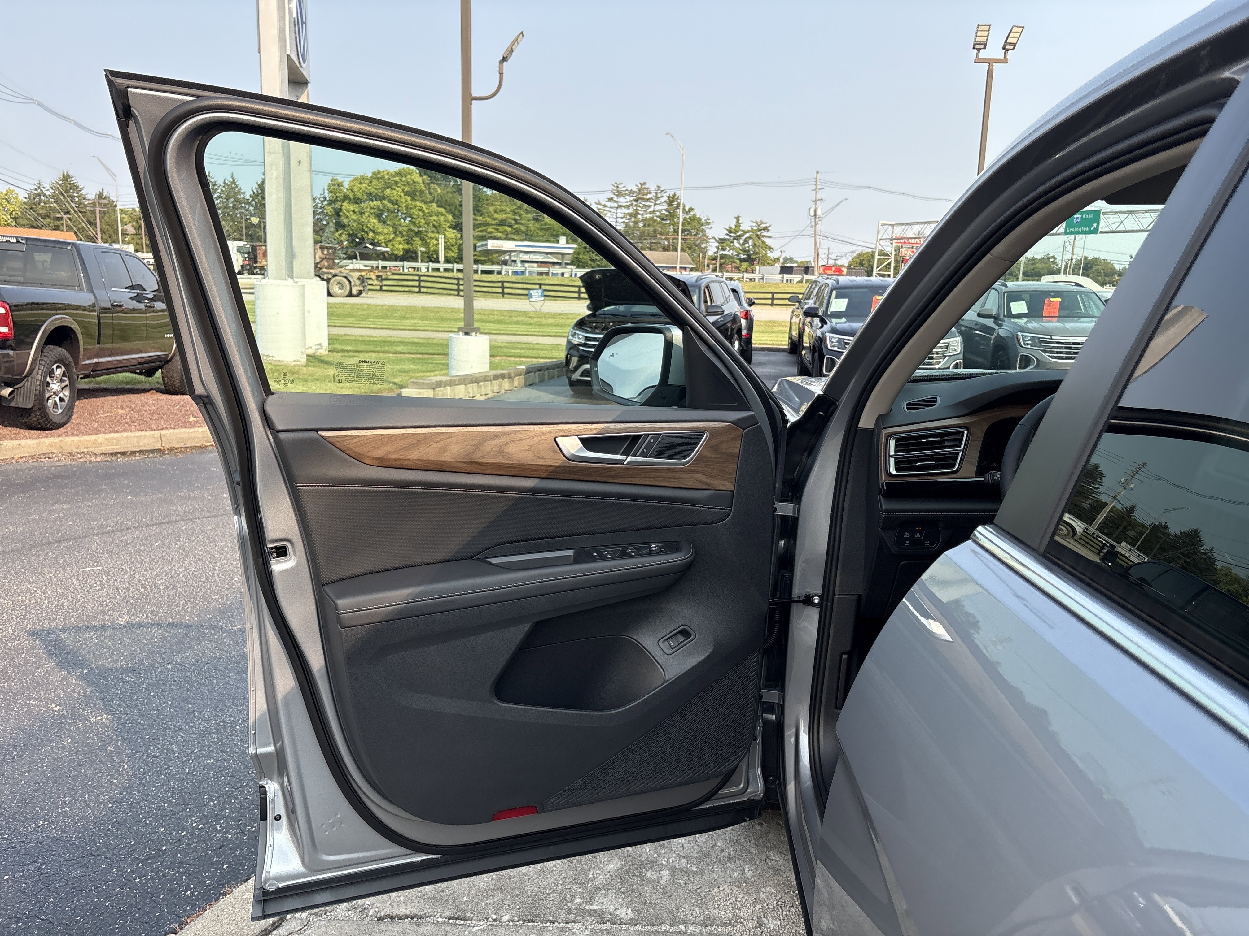 2026 Volkswagen Atlas SE w/Tech - Photo 9