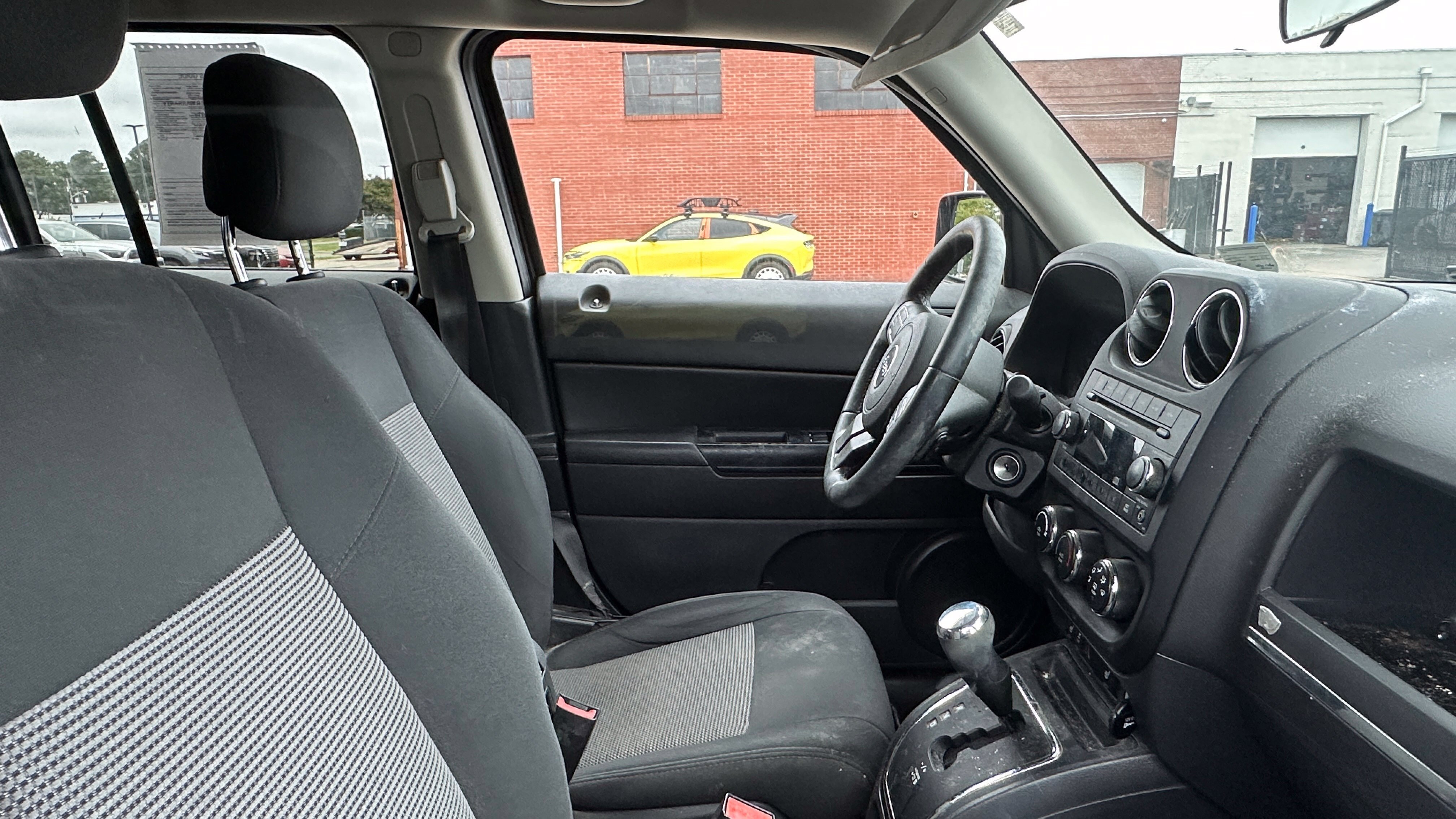 Used 2014 Blue Jeep Latitude image 9