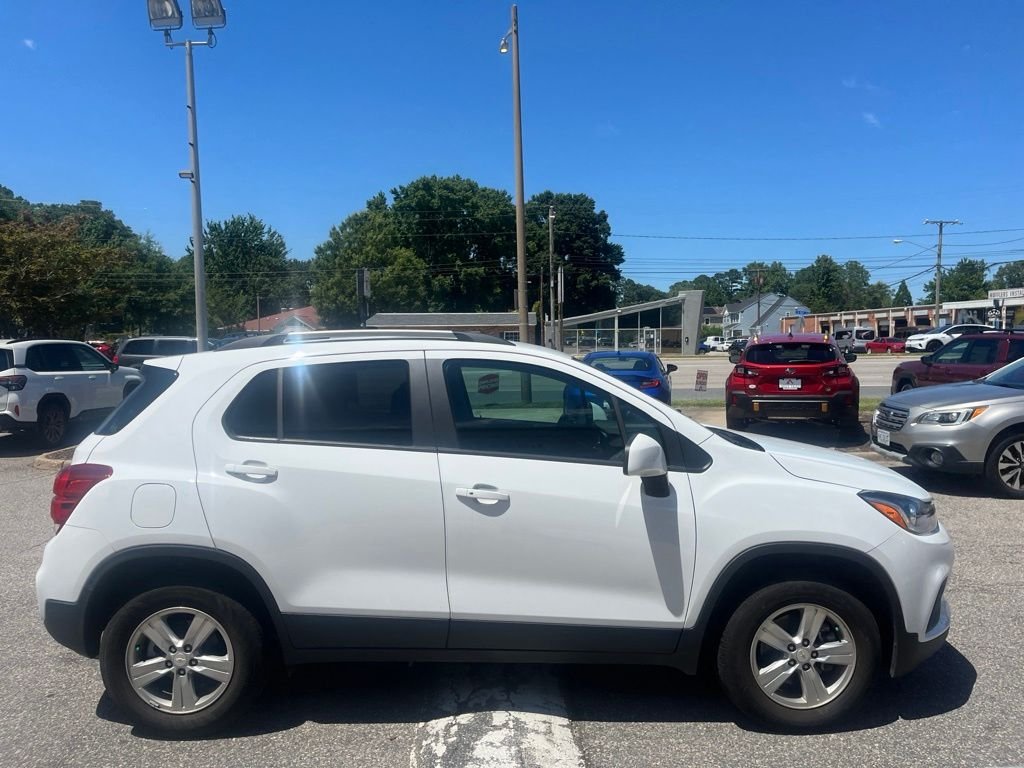 Used 2022 White Chevrolet LT image 3