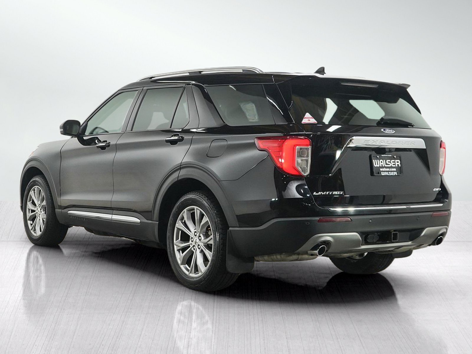 Used 2022  Ford Limited image 3