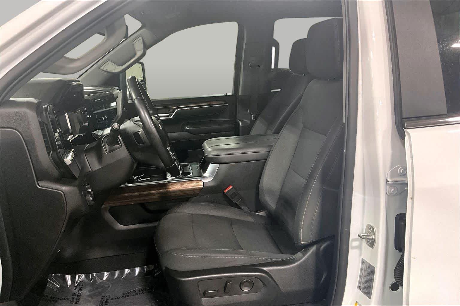 Used 2025 Summit White Chevrolet LT image 8