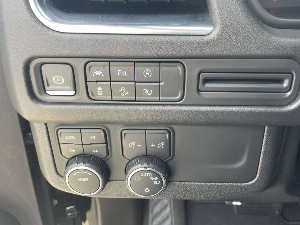 Used 2023 Black Chevrolet Z71 image 20