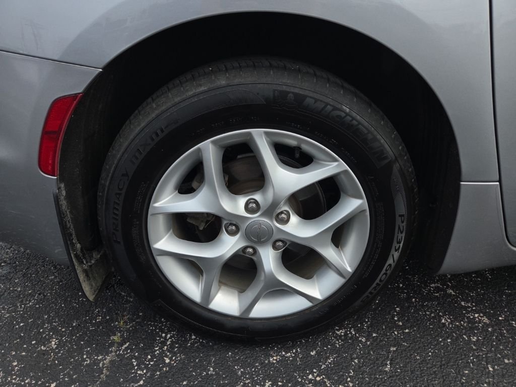 Used 2019 Silver Chrysler Touring L image 19