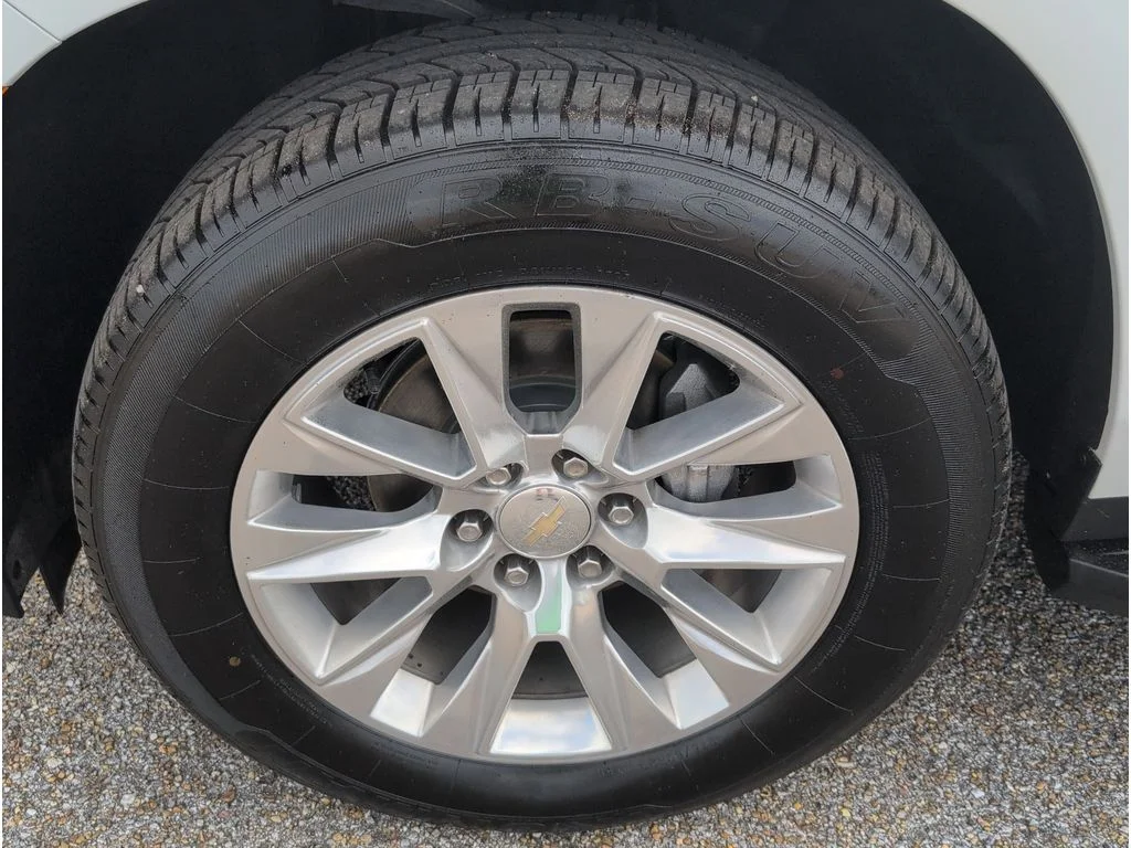 Used 2023 WHITE Chevrolet 2WD 4dr Premier image 9