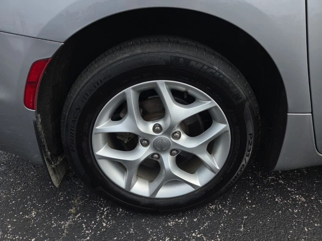 Used 2019 Silver Chrysler Touring L image 19