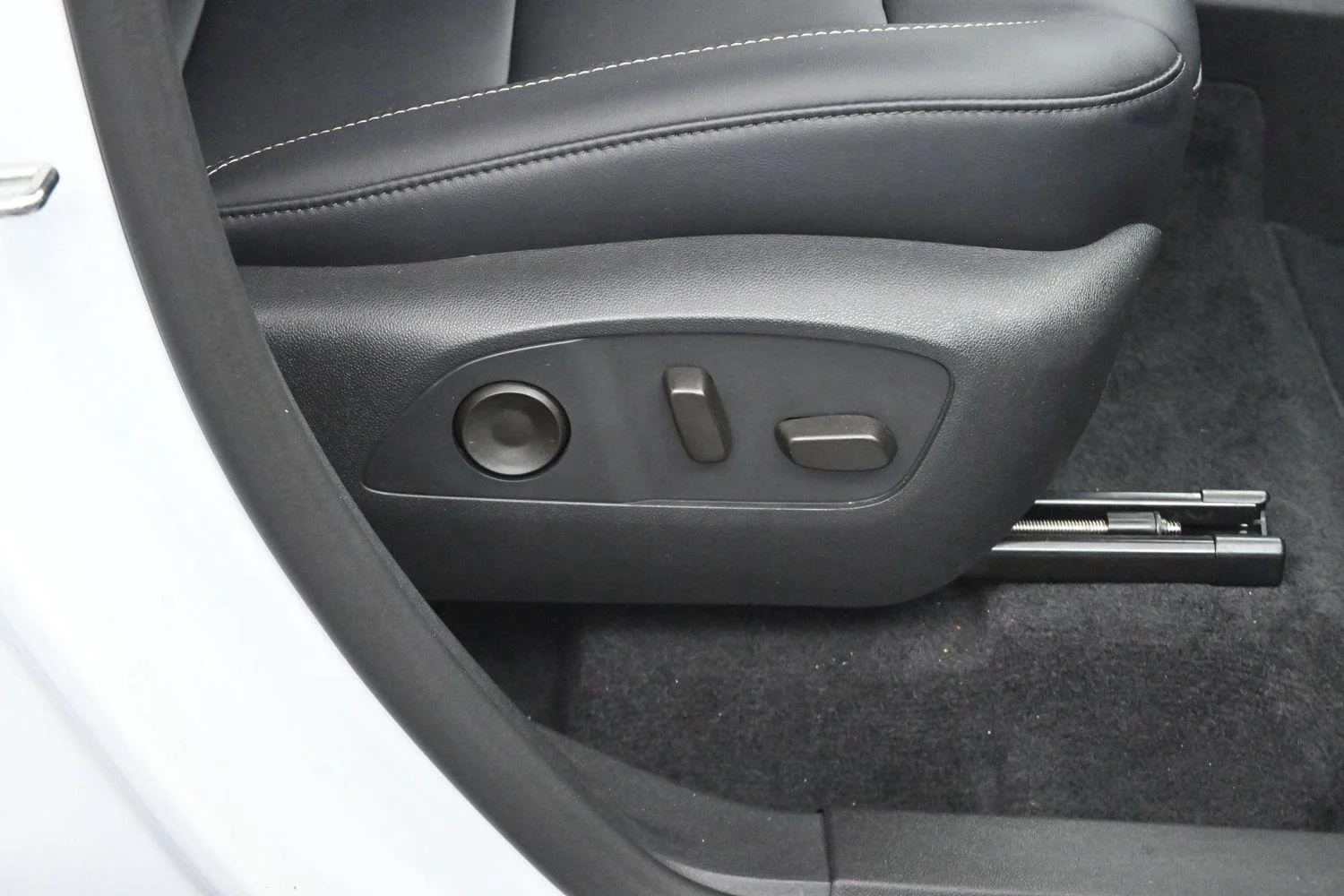 Used 2026 Summit White GMC Elevation image 31