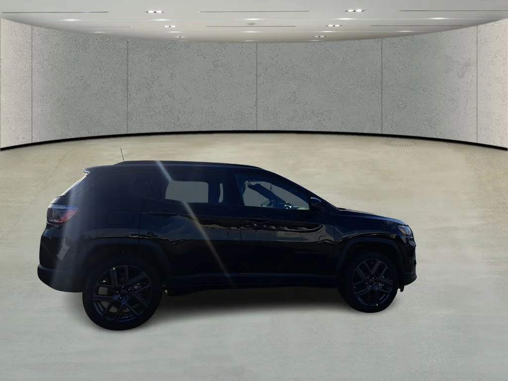New 2026 Diamond Black Crystal Pearl-Coat Exterior Paint Jeep Latitude image 3