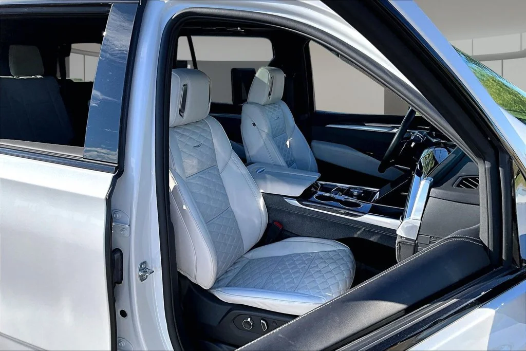 Used 2025 White Cadillac V-Series image 7