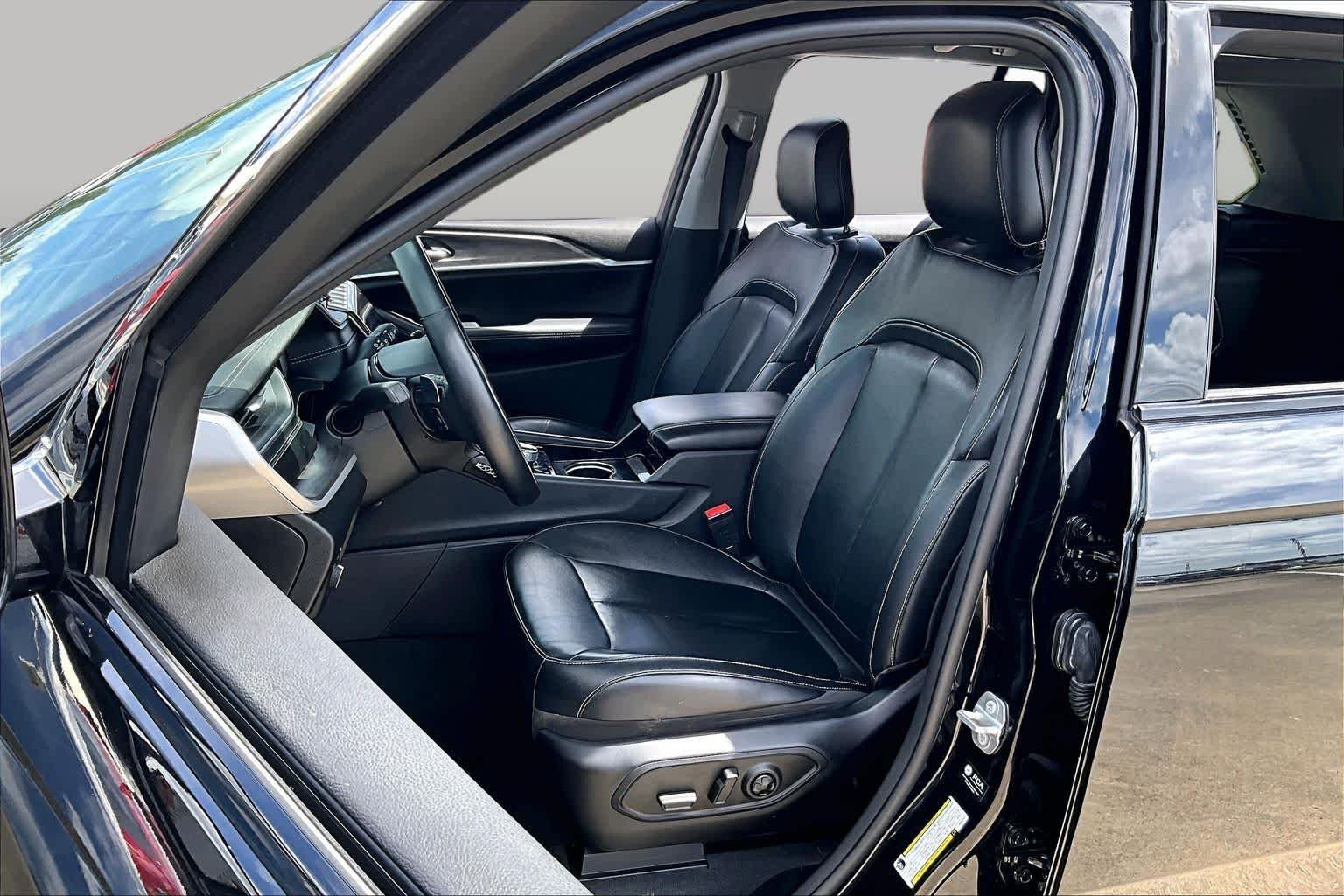 Used 2022 Diamond Black Crystal Pearlcoat Jeep Limited image 7