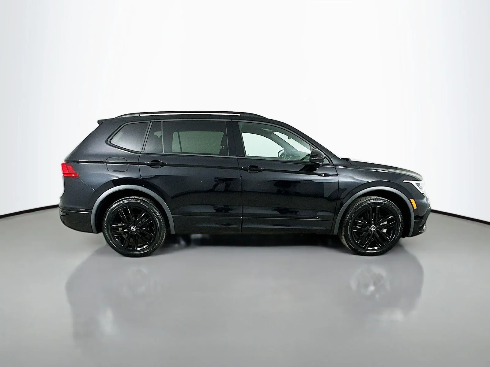 Used 2022 Black Volkswagen  image 4