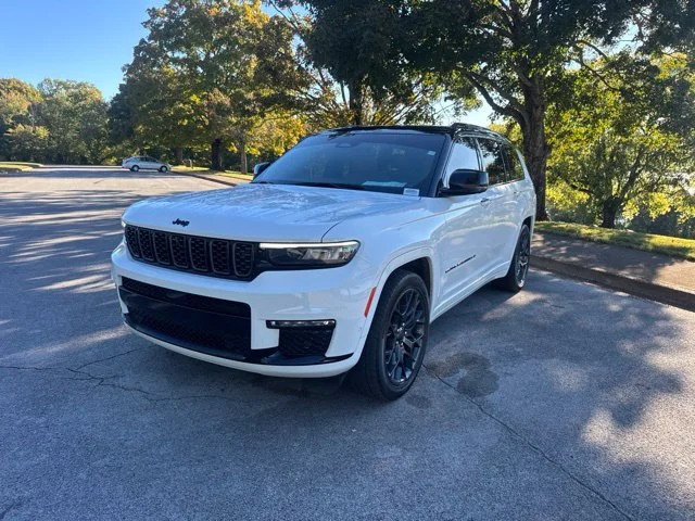 Used 2025 White Jeep Summit image 3