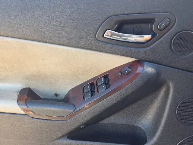 Used 2006 White Pontiac GT image 31