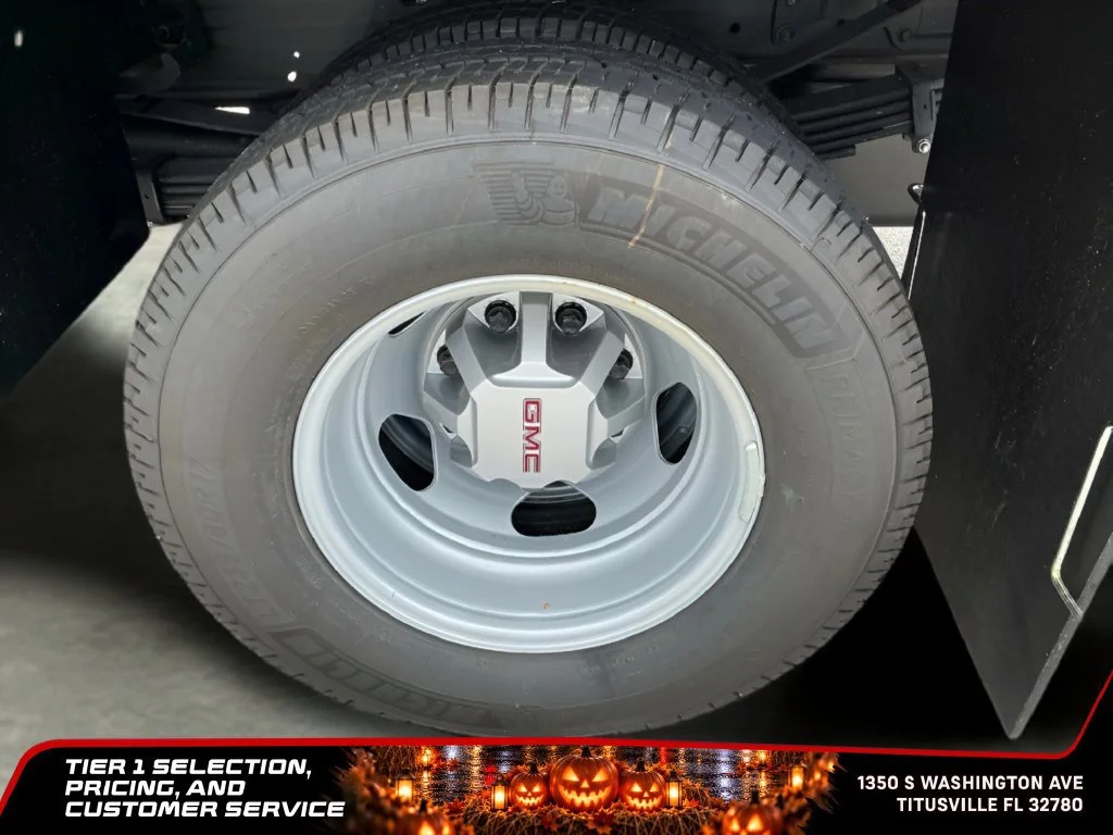 New 2026 Summit White GMC Pro image 28