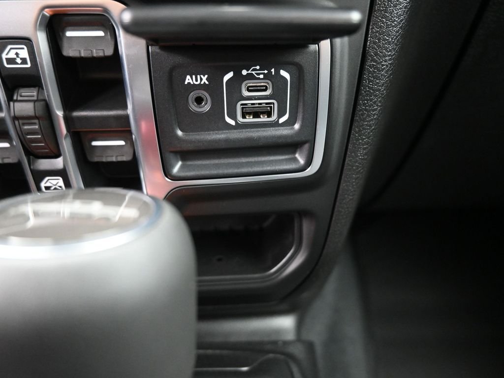 New 2026 Granite Crystal Metallic Clearcoat Jeep Sahara image 4