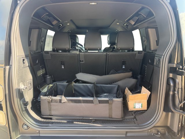New 2026 Santorini Black Land Rover S image 18