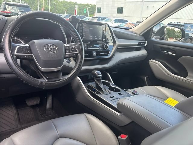 Used 2022 Amber Toyota XLE image 13
