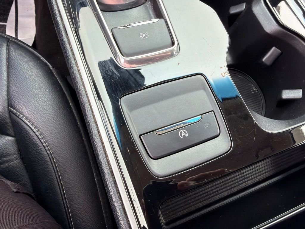 Used 2019 White Platinum Clearcoat Metallic Ford SEL image 18