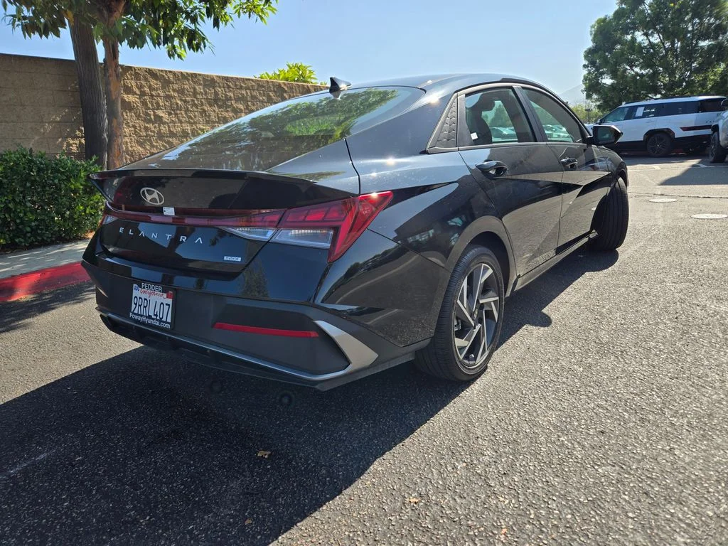 Used 2025 Black Hyundai SEL Sport image 7