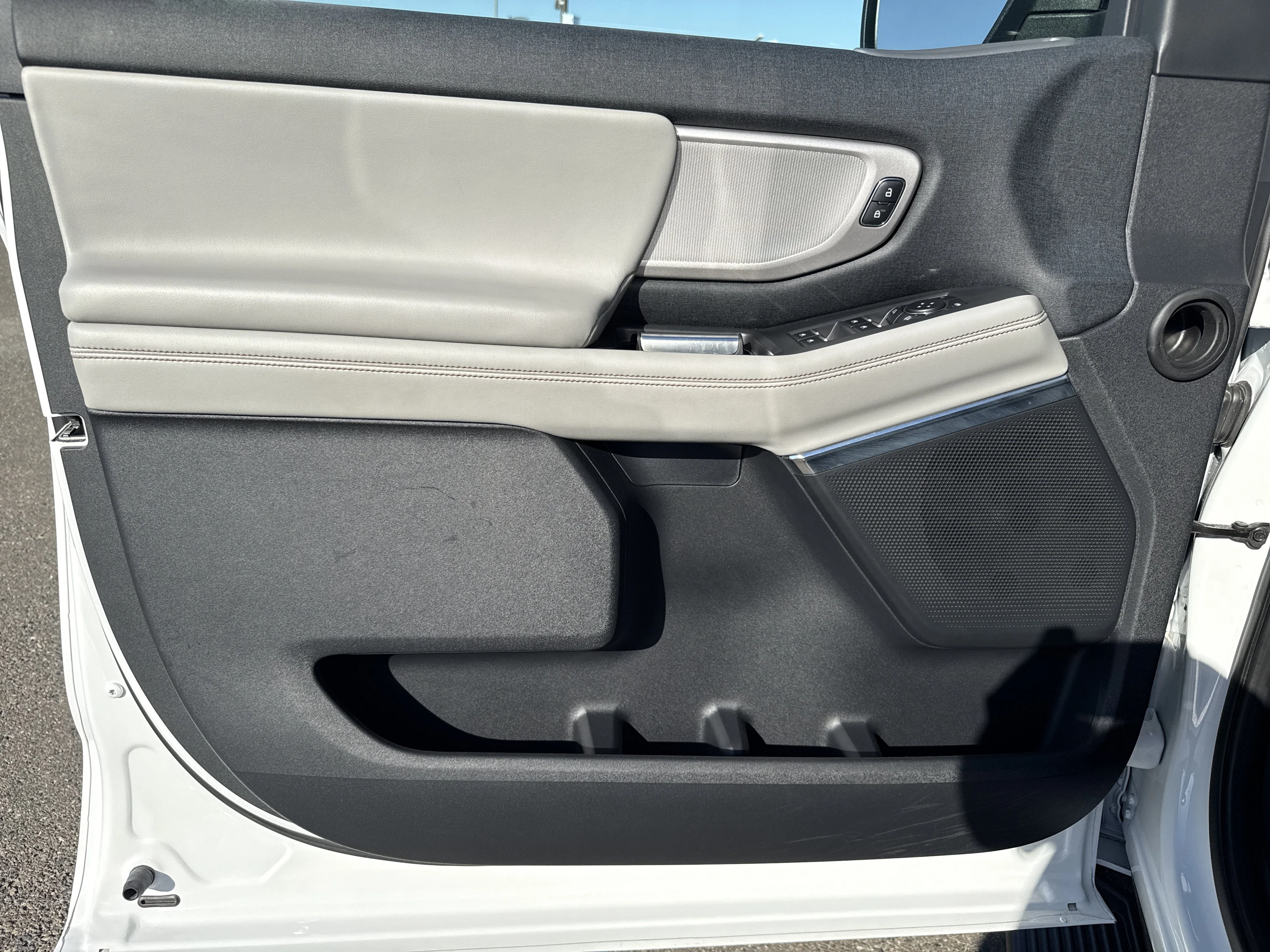 Used 2025 Oxford White Ford Active image 11