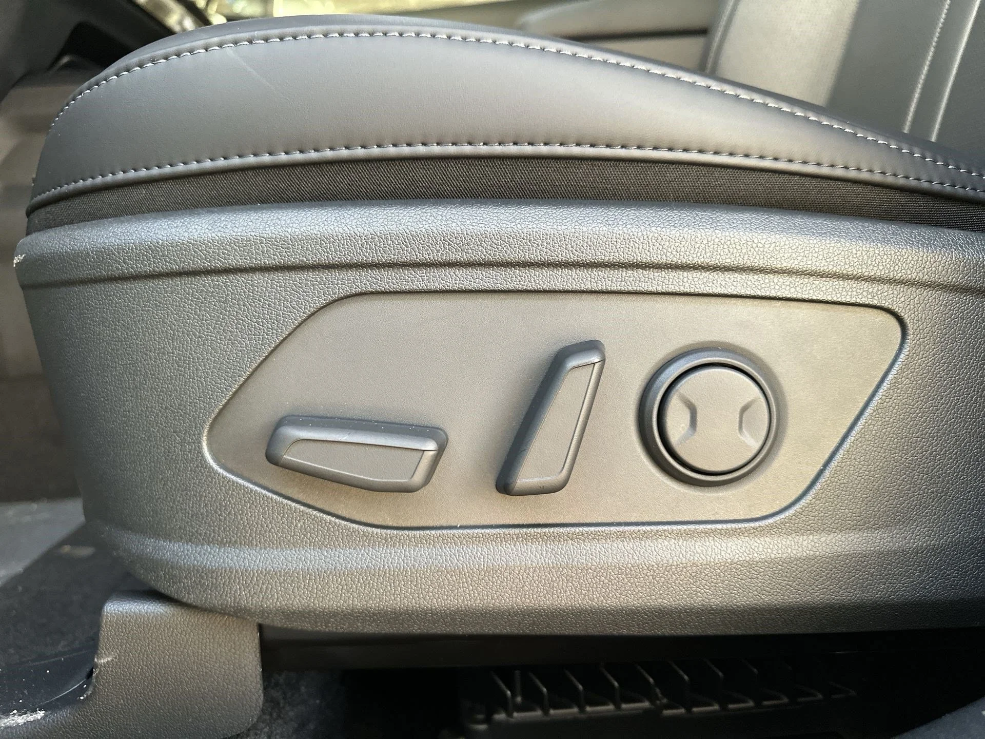 New 2026 Mineral Blue Kia EX image 16
