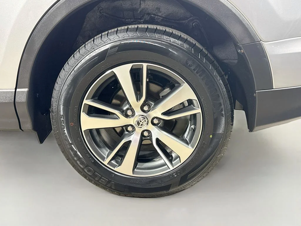 Used 2016 Silver Sky Metallic Toyota XLE image 9