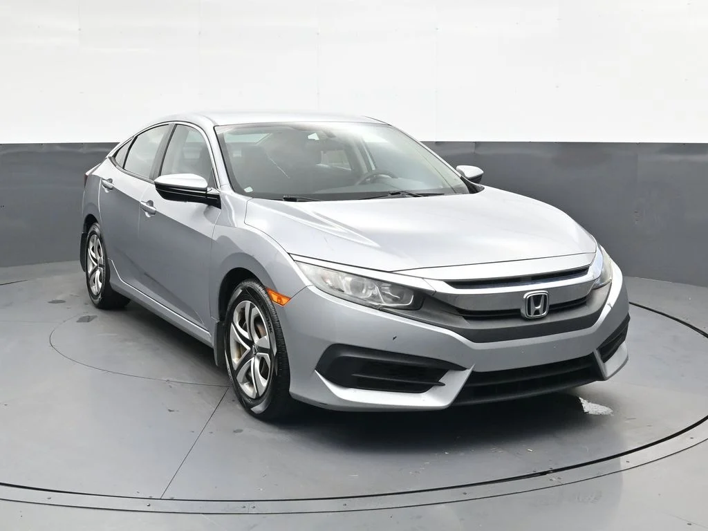 Used 2018  Honda LX image 2
