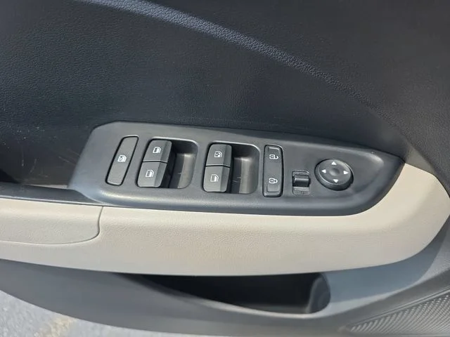 Used 2025 White Hyundai SEL image 28