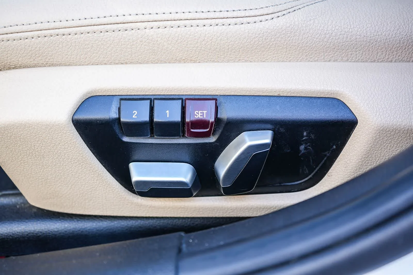 Used 2018 White BMW 320i image 22