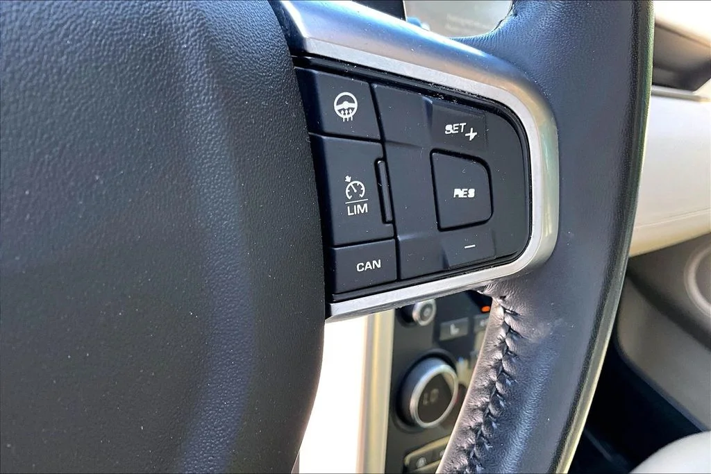 Used 2019 Loire Blue Metallic Land Rover HSE image 21