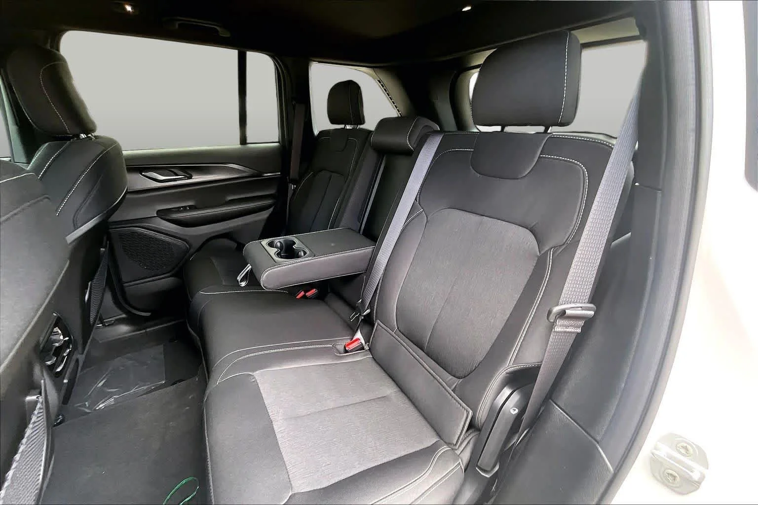 New 2026 Bright White Clear-Coat Exterior Paint Jeep Laredo image 22