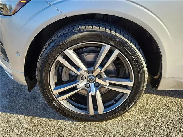 Used 2019 Bright Silver Metallic Volvo T6 Momentum All-wheel Drive image 2
