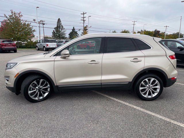 Used 2017 White Gold Metallic Lincoln Select image 4