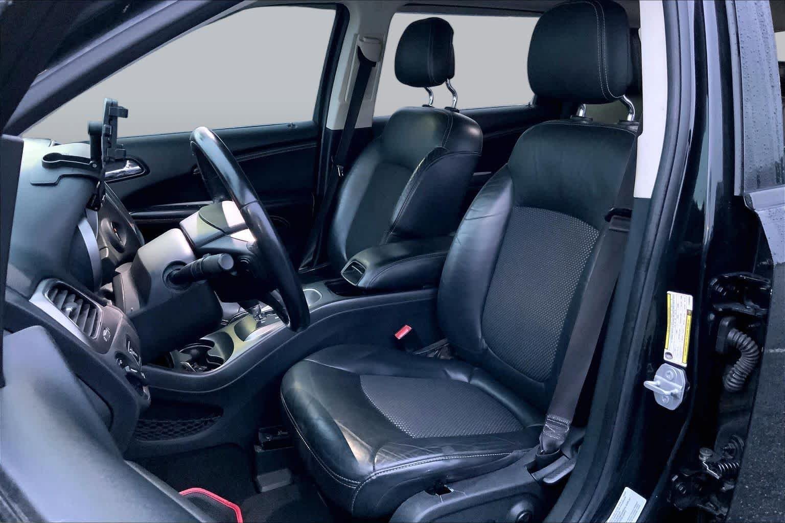 Used 2017 Pitch Black Clear Coat Dodge Crossroad Plus image 8