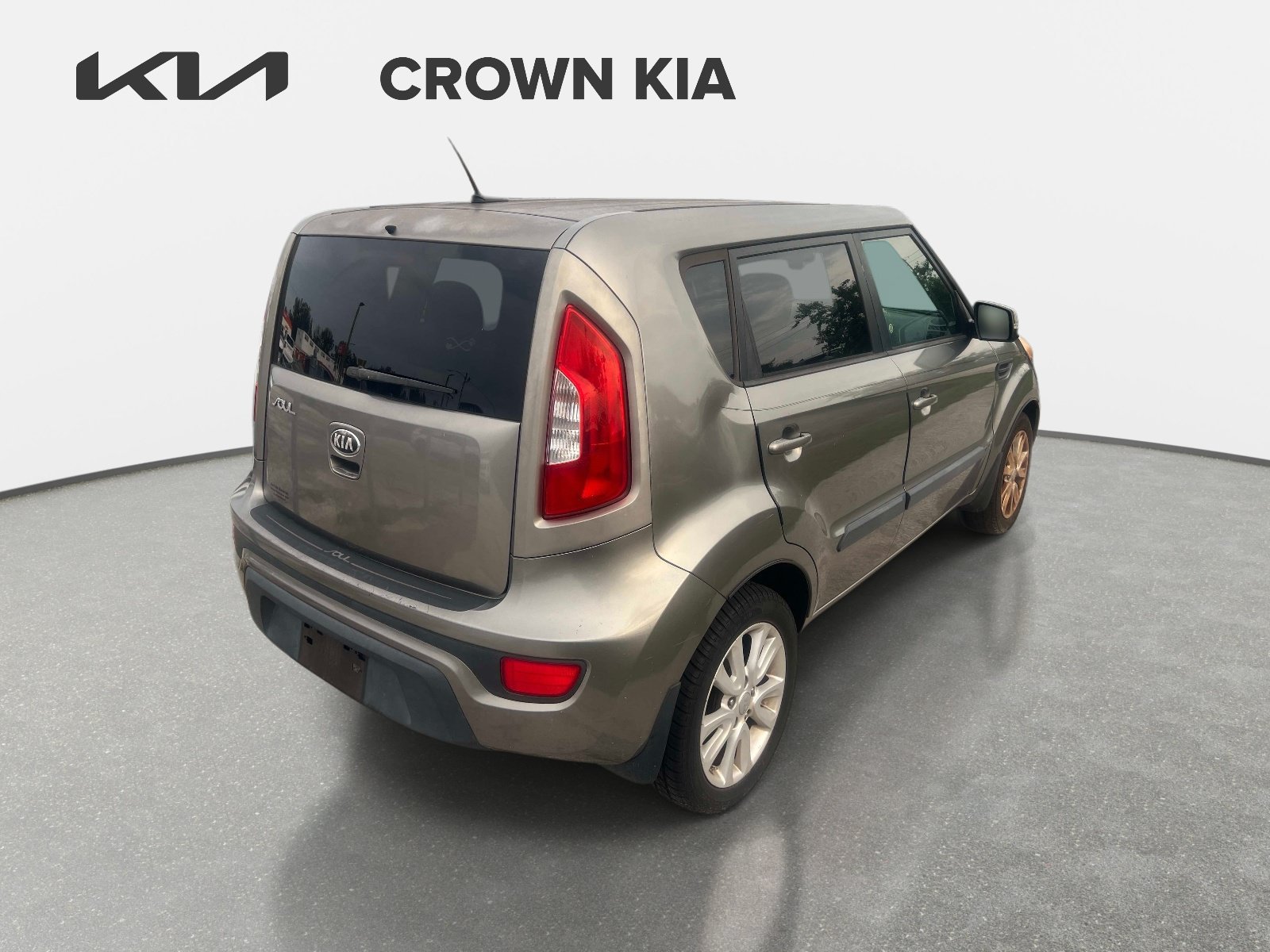 Used 2013 Titanium Pearl Metallic Kia + image 5