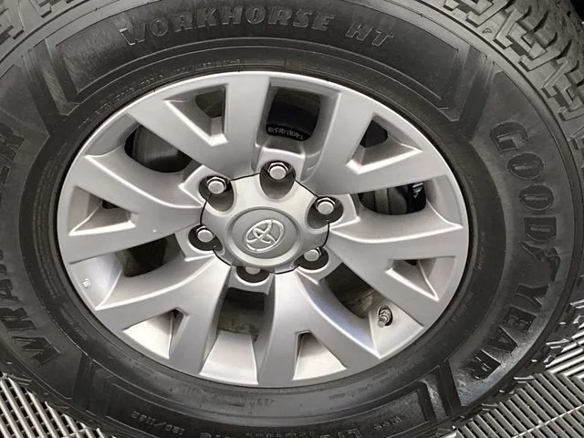 Used 2018 Gray Toyota SR5 image 26