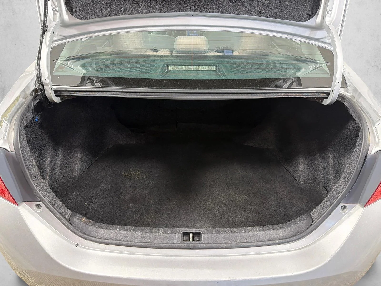 Used 2016 White Toyota L image 18