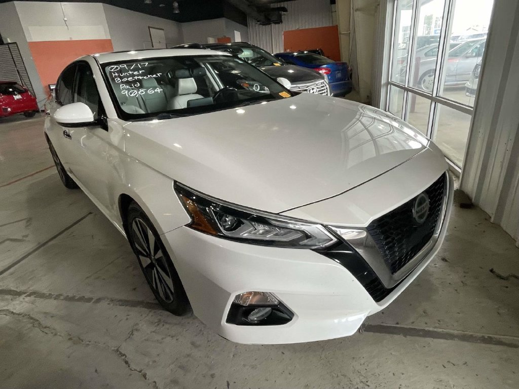 Used 2019 White Nissan 2.5 SL image 1