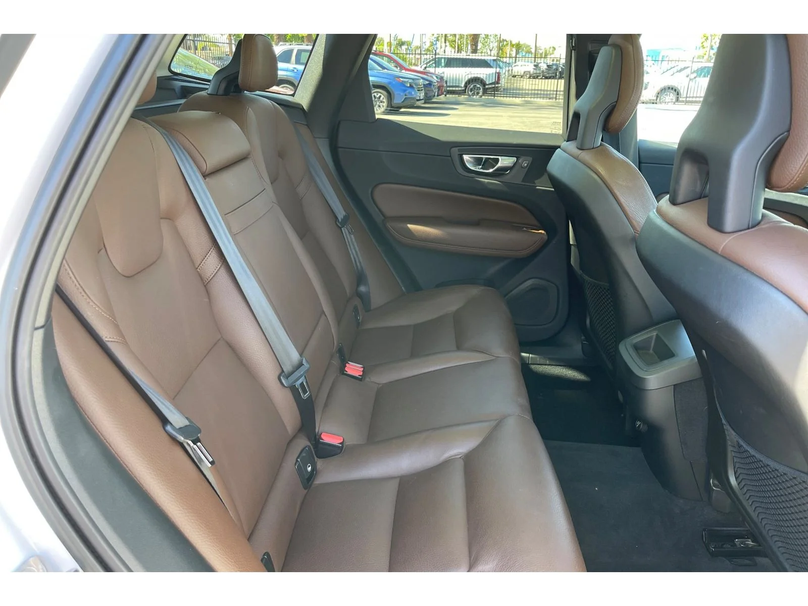 Used 2018 Ice White Volvo Momentum image 19